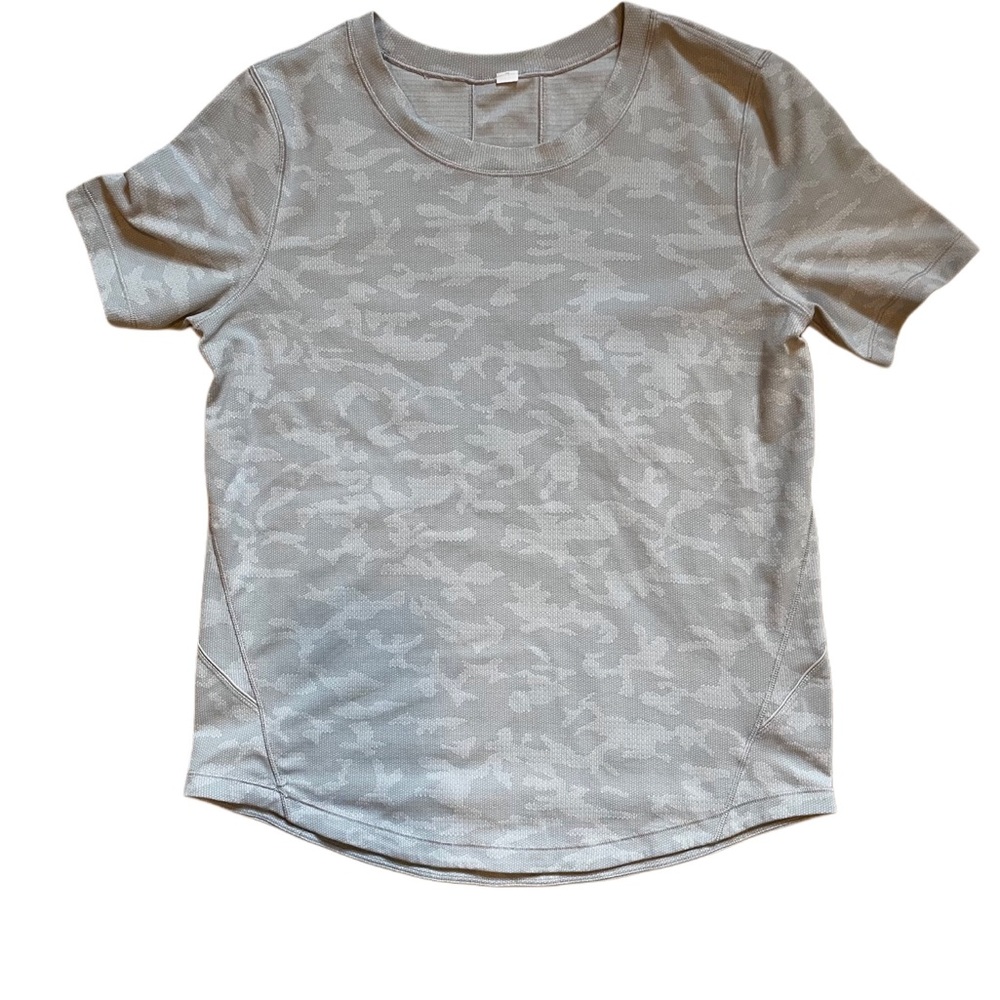 *Lululemon* athletic quick dry short sleeve, camo pattern workout shirt. Sz 6